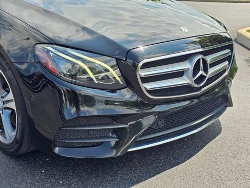 Used 2017 Mercedes-Benz E 300 4MATIC image 3