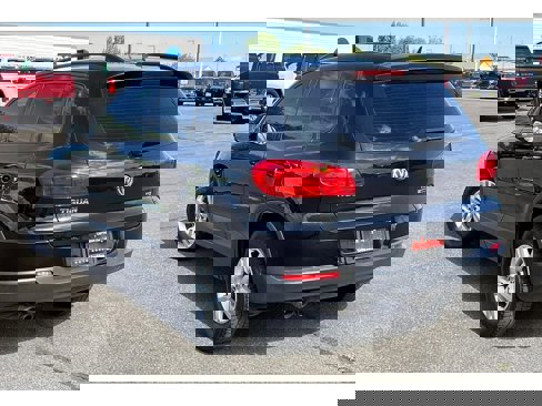 Used 2016 Volkswagen Tiguan S image 12