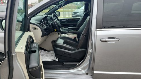 Used 2018 Dodge Grand Caravan SXT image 17