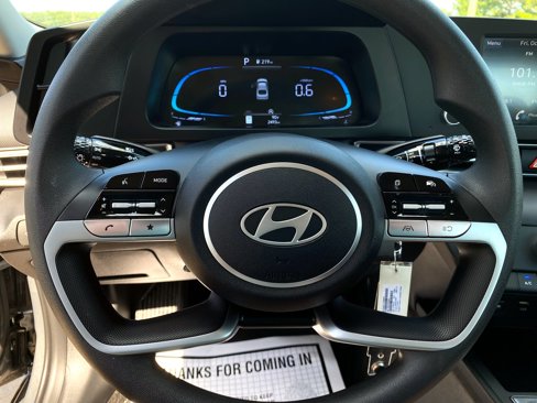 Used 2025 Hyundai Elantra SE w/ Cargo Package image 22