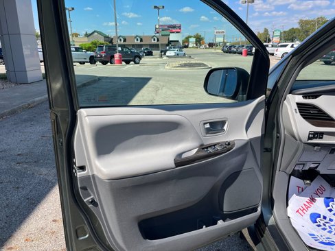 Used 2019 Toyota Sienna XLE image 11