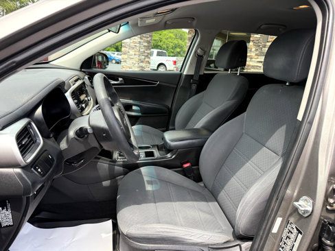 Used 2017 Kia Sorento L image 10