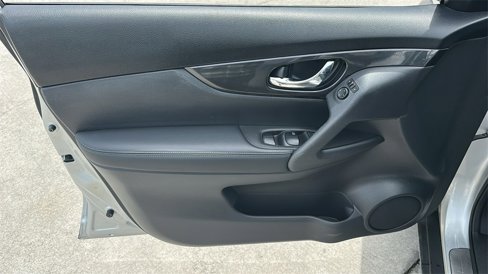 Used 2018 Nissan Rogue SV image 15
