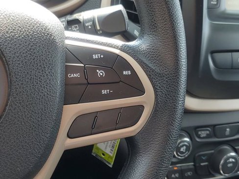 Used 2018 Jeep Cherokee Latitude w/ Safety Group image 19