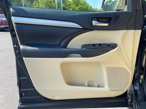 Used 2019 Toyota Highlander XLE w/ Phone Cable & Charge Package image 13