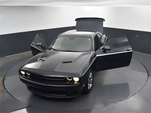 Used 2019 Dodge Challenger SXT image 36