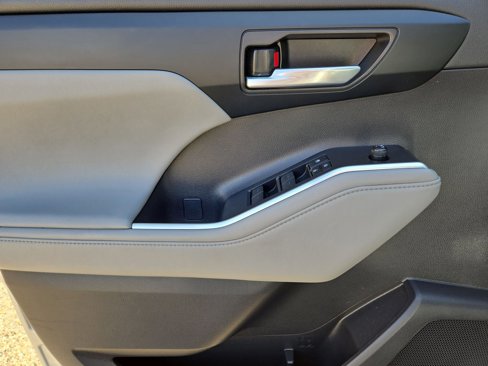 Used 2023 Toyota Highlander XLE image 15