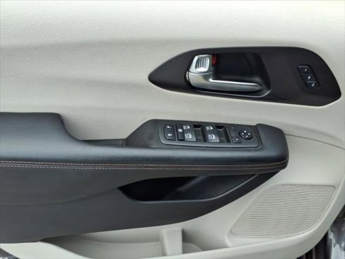 Certified 2020 Chrysler Pacifica Touring-L Plus image 13