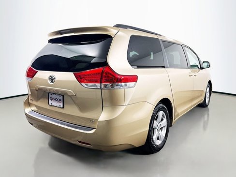 Used 2012 Toyota Sienna LE image 7