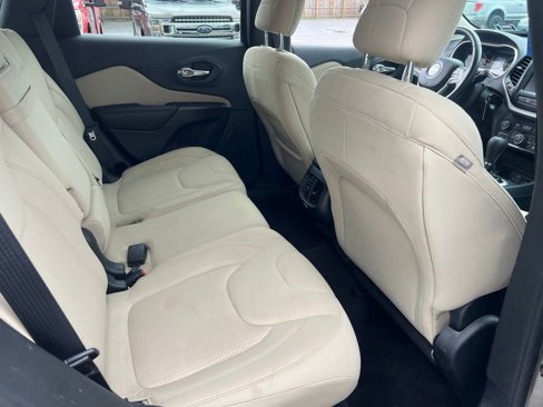 Used 2016 Jeep Cherokee Latitude w/ Safety/Convenience Group image 14
