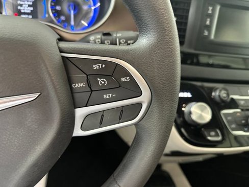 Used 2017 Chrysler Pacifica Touring image 16