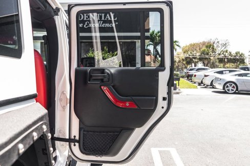 Used 2017 Jeep Wrangler Unlimited Sahara w/ Connectivity Group image 31