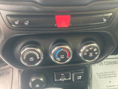 Used 2017 Jeep Renegade Altitude image 27