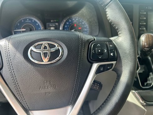 Used 2018 Toyota Sienna XLE image 18