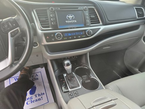 Used 2017 Toyota Highlander XLE image 10