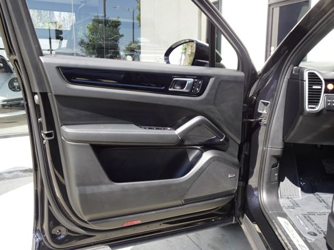 Used 2022 Porsche Cayenne Platinum Edition image 14