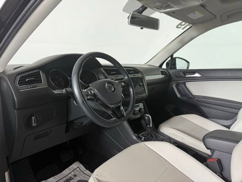 Used 2019 Volkswagen Tiguan SE w/ Panoramic Sunroof Package image 5