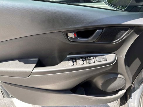Used 2023 Hyundai Kona SEL w/ Winter Weather Package image 7