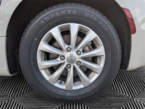 Used 2017 Chrysler Pacifica Touring-L image 9