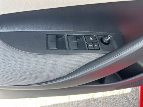 Used 2020 Toyota Corolla LE image 32