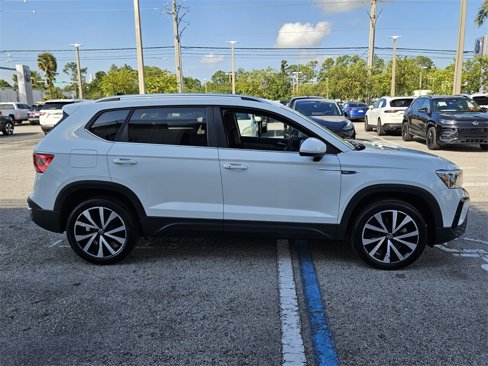 Certified 2024 Volkswagen Taos SE image 17