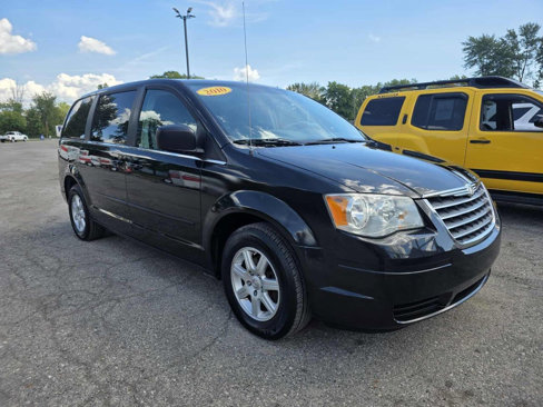 Used 2010 Chrysler Town & Country LX w/ PWR Convenience Group image 3