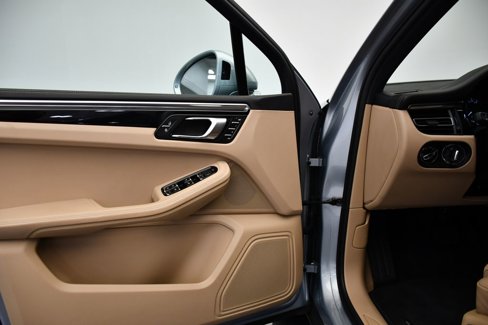 Certified 2023 Porsche Macan image 34