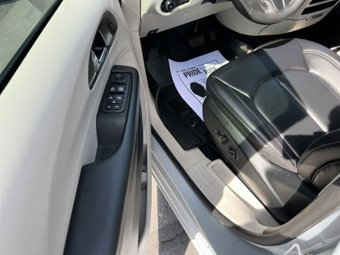 Used 2023 Chrysler Pacifica Touring-L image 16