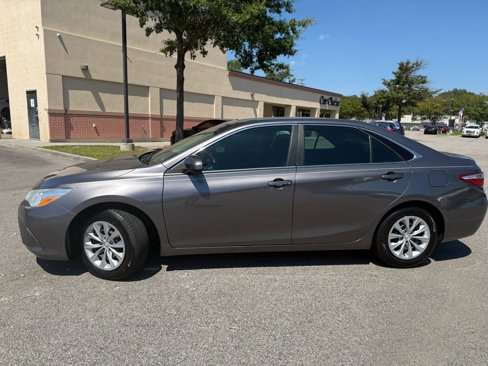 Used 2016 Toyota Camry LE image 2