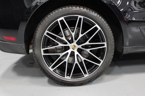 Certified 2025 Porsche Macan image 11