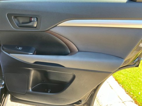 Used 2019 Toyota Highlander LE w/ Phone Cable & Charge Package image 30