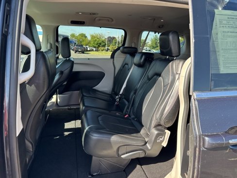 Used 2019 Chrysler Pacifica Touring-L image 7