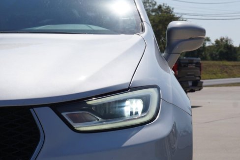 Used 2022 Chrysler Pacifica Touring-L image 10