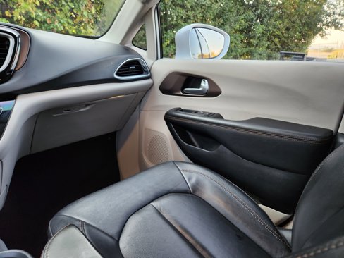 Used 2017 Chrysler Pacifica Touring-L image 25