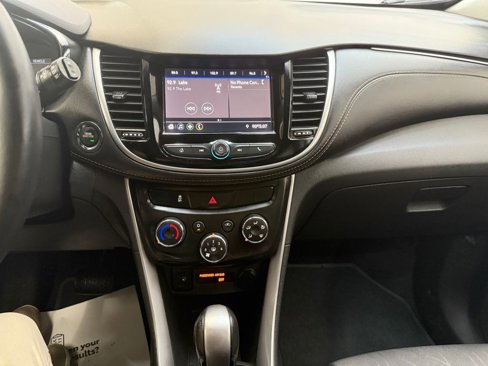 Used 2022 Chevrolet Trax LT w/ LT Convenience Package image 13