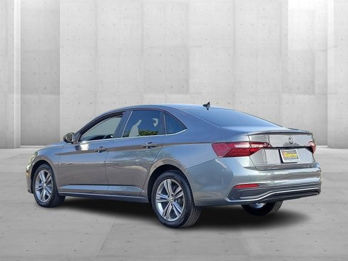 Used 2024 Volkswagen Jetta SE image 2