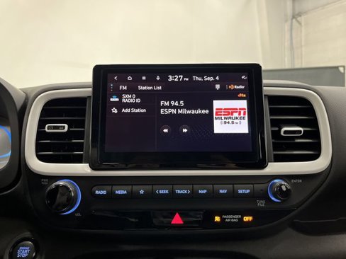 Used 2023 Hyundai Venue Limited image 18