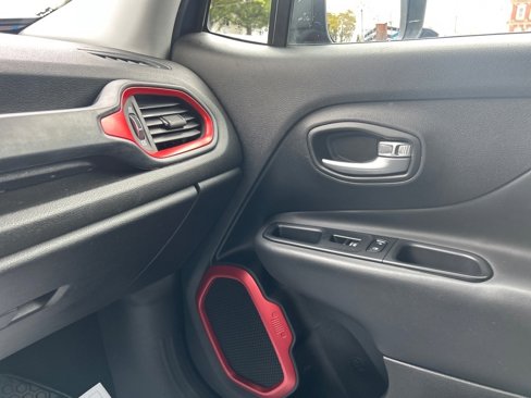Used 2016 Jeep Renegade Trailhawk image 27