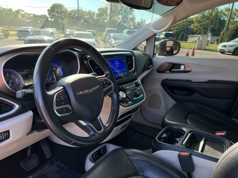 Used 2017 Chrysler Pacifica Touring-L image 10