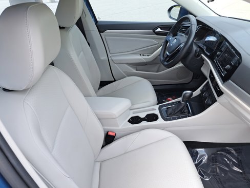 Used 2019 Volkswagen Jetta SE w/ Cold Weather Package image 10