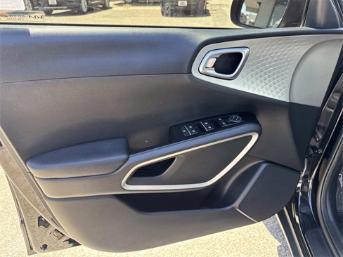 Used 2023 Kia Soul LX w/ LX Technology Package image 18