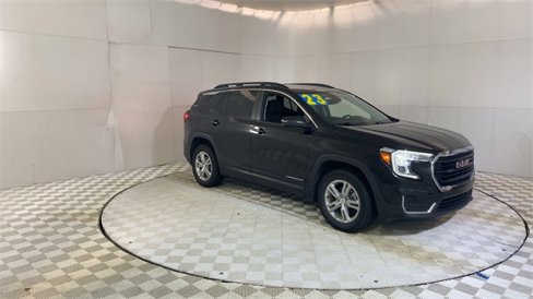 Used 2023 GMC Terrain SLE w/ Driver Convenience Package image 2