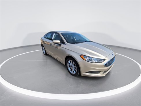 Used 2017 Ford Fusion SE w/ Fusion SE Technology Package image 2