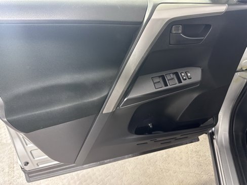 Used 2018 Toyota RAV4 LE image 18