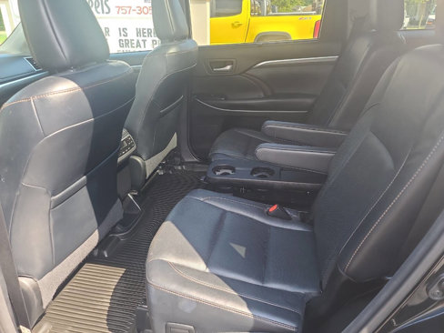 Used 2017 Toyota Highlander Limited Platinum image 32