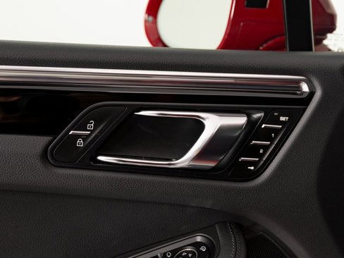 Certified 2025 Porsche Macan image 14