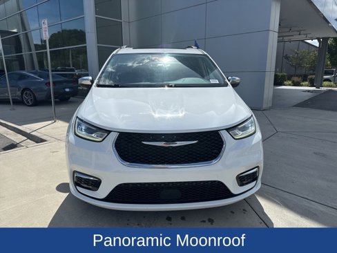 Used 2023 Chrysler Pacifica Limited image 4