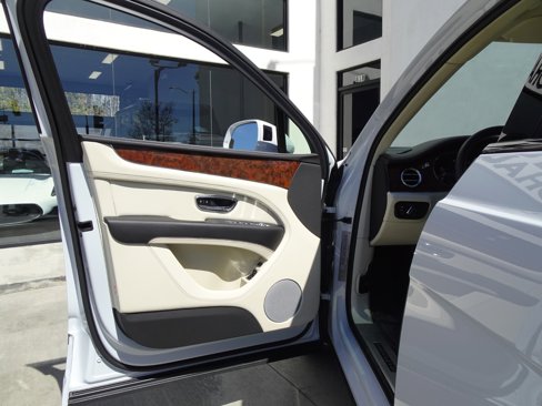 Used 2021 Bentley Bentayga image 21