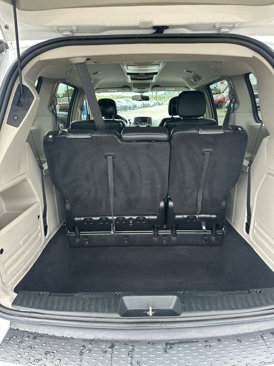 Used 2016 Chrysler Town & Country Touring image 9