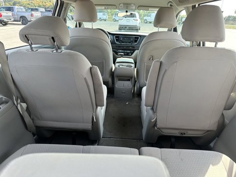 Used 2018 Kia Sedona L image 7